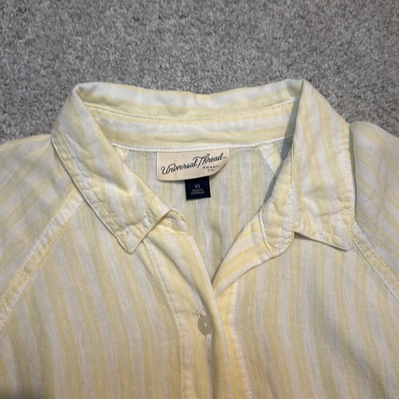 Universal Threads Button down, size XS. - Picture 3 of 4